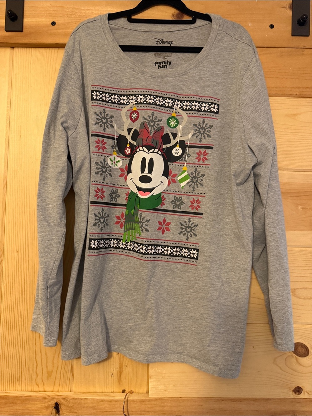 Disney Gray Long-Sleeve Minnie Mouse Holiday Tee with Green Scarf